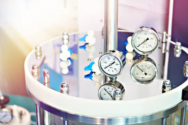 Laboratory chemical reactor with pressure gauges
