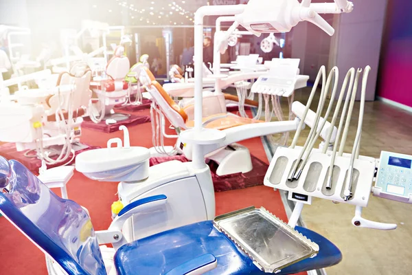 Sergide Dişçi Sandalyesi Klinik Ekipmanları — Stok fotoğraf