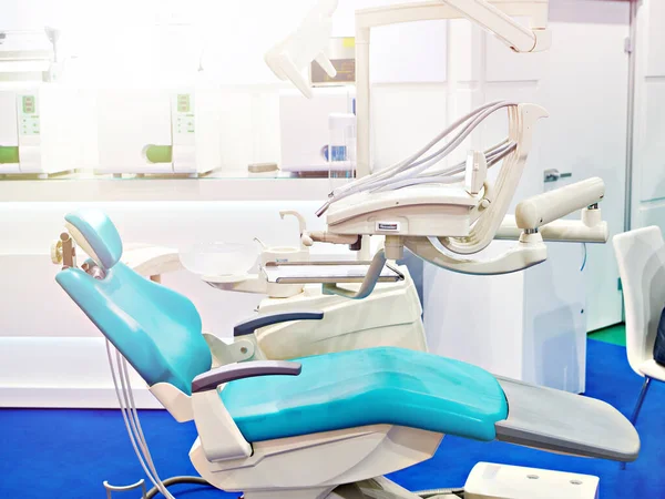 Zahnarztstuhl Und Klinikausstattung Auf Der Ausstellung — Stockfoto
