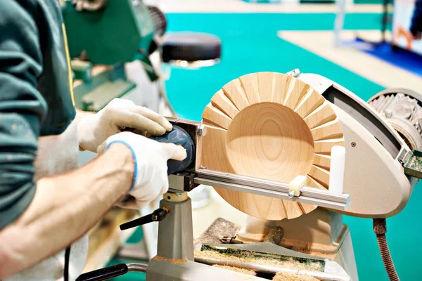 Ręce Stolarza Pracujące Drewnem Maszynie — Zdjęcie stockowe