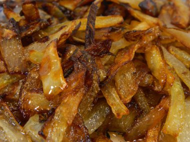                                Kızarmış soğan beyaz arkaplanda izole