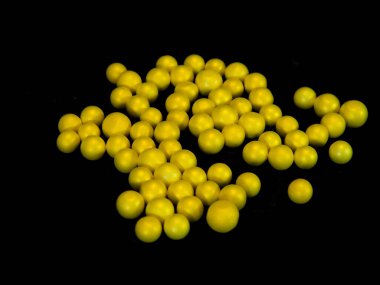                                Sarı köpük siyah arkaplanda izole edildi