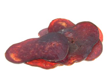                                Beyaz arka planda izole edilmiş füme sosis.