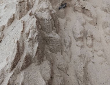 Beyaz arkaplanda nehir kumu izole