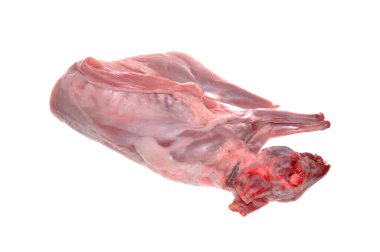 Beyaz arkaplanda izole edilmiş çiğ et