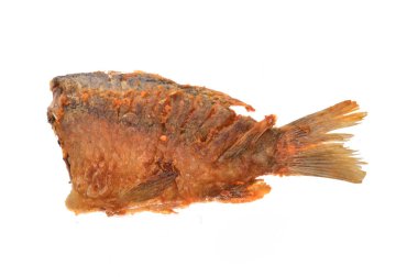 Beyaz arka planda izole edilmiş kızarmış balık