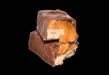 Beyaz arkaplanda izole edilmiş çikolata şekeri