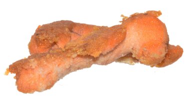 Beyaz arka planda izole edilmiş kızarmış balık