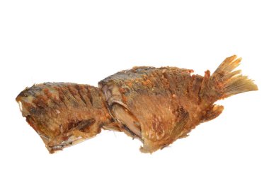 Beyaz arka planda izole edilmiş kızarmış balık