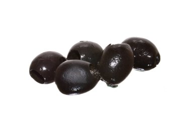 Beyaz arkaplanda izole edilmiş zeytinler