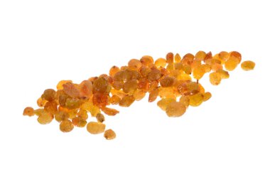 Kuru üzümler beyaz arkaplanda izole