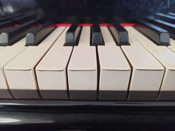 Piano Isolerad Vit Bakgrund — Stockfoto