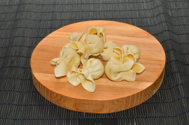 Beyaz arkaplanda izole edilmiş hamur tatlısı