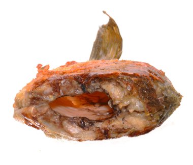 Beyaz arka planda izole edilmiş kızarmış balık