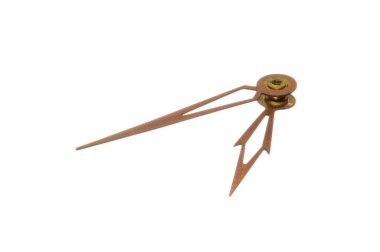 Beyaz arkaplanda izole edilmiş eski saatlerin yedek parçaları