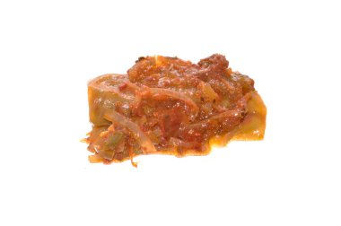 Beyaz arka planda izole edilmiş etli lahana ruloları.