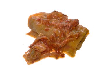 Beyaz arka planda izole edilmiş etli lahana ruloları.