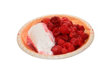 Çilek beyaz arkaplanda izole edildi