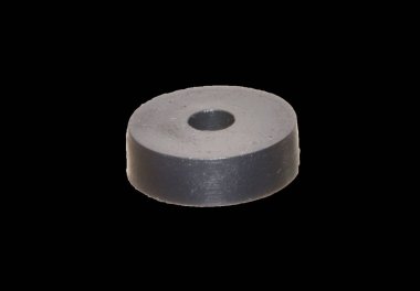 beyaz arkaplanda plastik kelepçe izole edildi