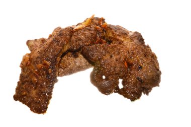 beyaz arka plan üzerinde izole kızarmış et