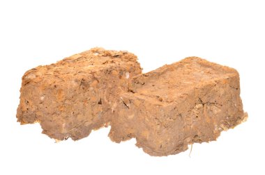 yakıt briketi beyaz arkaplanda izole edildi