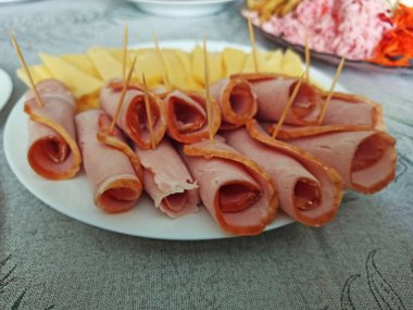 Sofrada şenlikli yemekler yakın plan çekimde