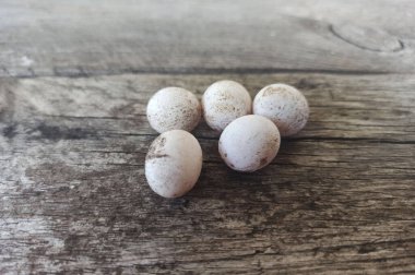 Ahşap arka planda yumurtalar. Yakın plan.