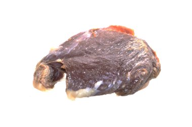 Beyaz arkaplanda izole edilmiş çiğ et