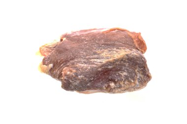 Beyaz arkaplanda izole edilmiş çiğ et