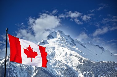 Kanada bayrağı ve dağlar