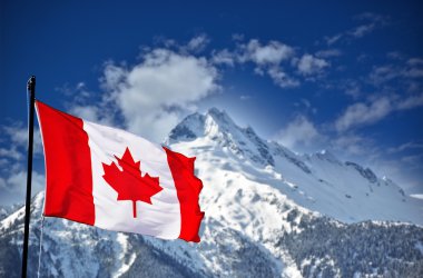 Kanada bayrağı ve dağlar