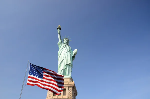 Drapeau des États-Unis et Statue de la Liberté — Photo