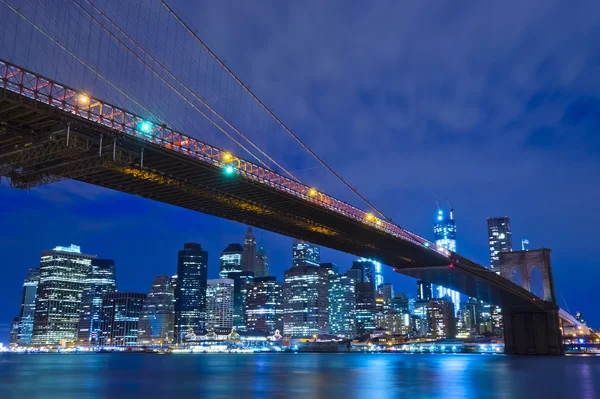 Brooklyn Bridge 's nachts — Stockfoto