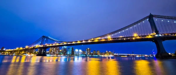 Brooklyn Bridge bei Nacht — Stockfoto