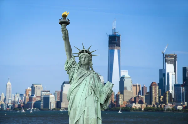 Manhattan Skyline and The Statue of Liberty — Stock Photo, Image