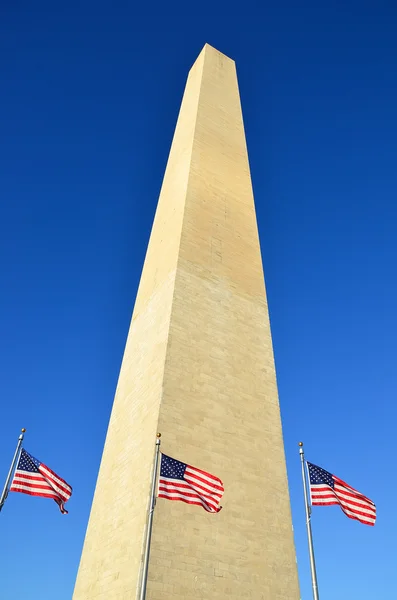 Washingtonmonumentet och amerikanska flaggor — Stockfoto