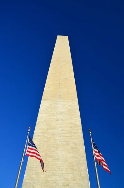 Washington Monument and USA flags — Stock Photo, Image