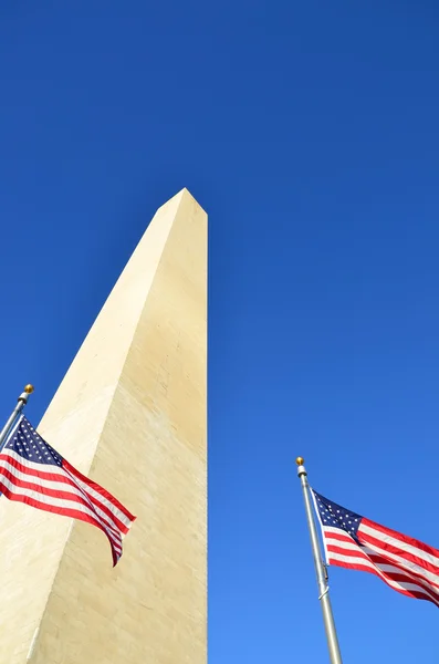Пам'ятник Вашингтону і прапори США — стокове фото