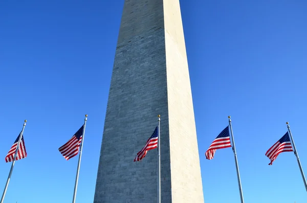 Monumento a Washington y banderas de EE.UU. — Foto de Stock