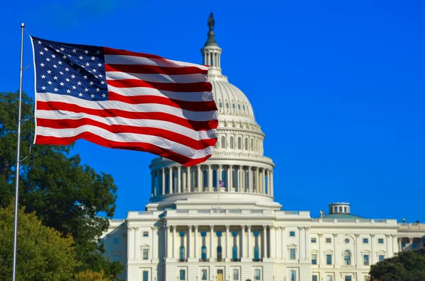 US-Flagge und Kapitol-Gebäude — Stockfoto