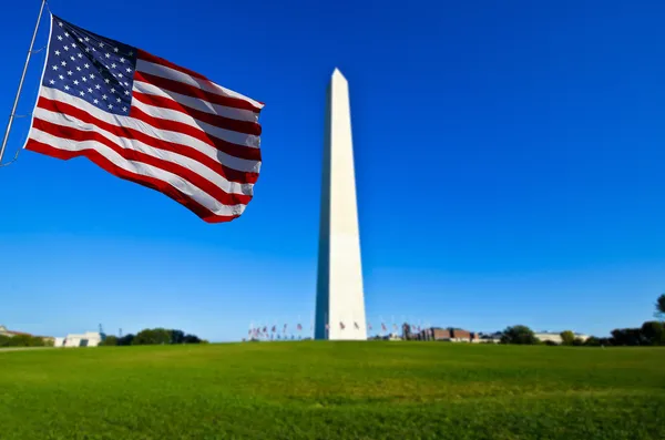 Monumento a Washington y bandera de EE.UU. — Foto de Stock