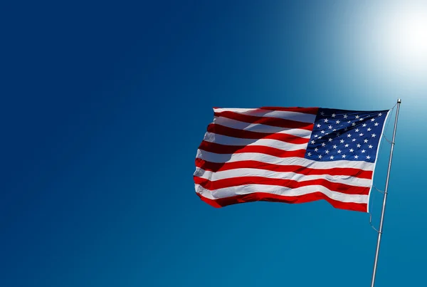 USA flagga på blå himmel — Stockfoto