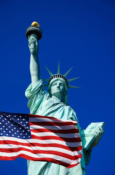 Σημαία των Ηνωμένων Πολιτειών και το άγαλμα της ελευθερίας — Φωτογραφία Αρχείου