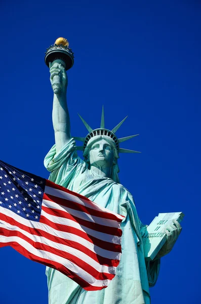 Amerika Birleşik Devletleri bayrağı ve Özgürlük heykeli — Stok fotoğraf