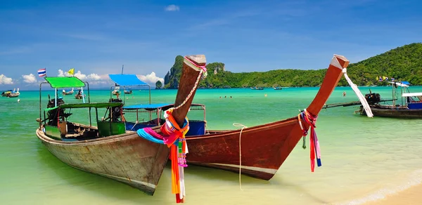 Strand och båt i phi phi-öarna — Stockfoto