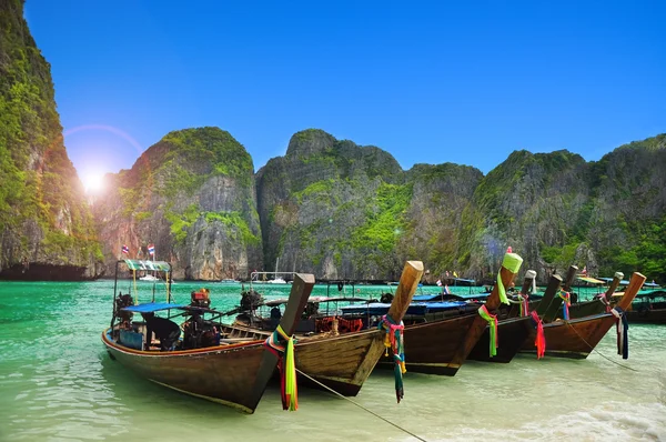 Strand und Boot in Phi Phi Island — Stockfoto