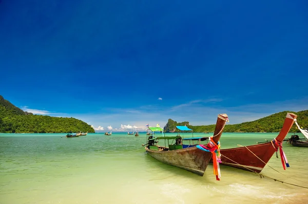 Strand och båt i phi phi-öarna — Stockfoto