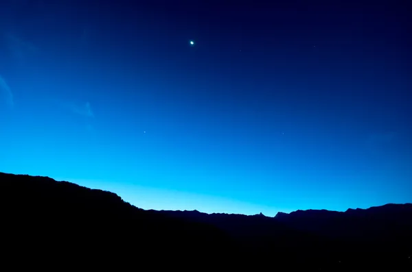 夜空を星と共に — ストック写真