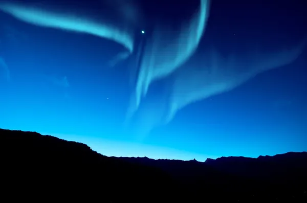 Luces boreales sobre montaña — Foto de Stock