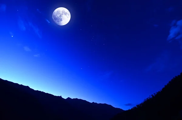 Luna llena sobre la montaña — Foto de Stock